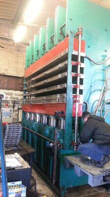 Dobra cena PLC sterowana maszyna do wulkanizacji bieżnika opony z siłą napięcia 10,0MN i ulepszonym systemem hydraulicznym do ponownego bieżnika w Internecie